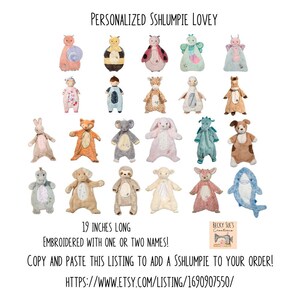 Op de afbeelding: Een verzameling gepersonaliseerde "Sshlumpie Lovey" babyknuffels in diverse dierfiguren, waaronder een slak, een bij en een konijn. Elk speeltje is ongeveer 48 cm lang en kan met een of twee namen worden geborduurd. De tekst "Personalized Sshlumpie Lovey" is inbegrepen.