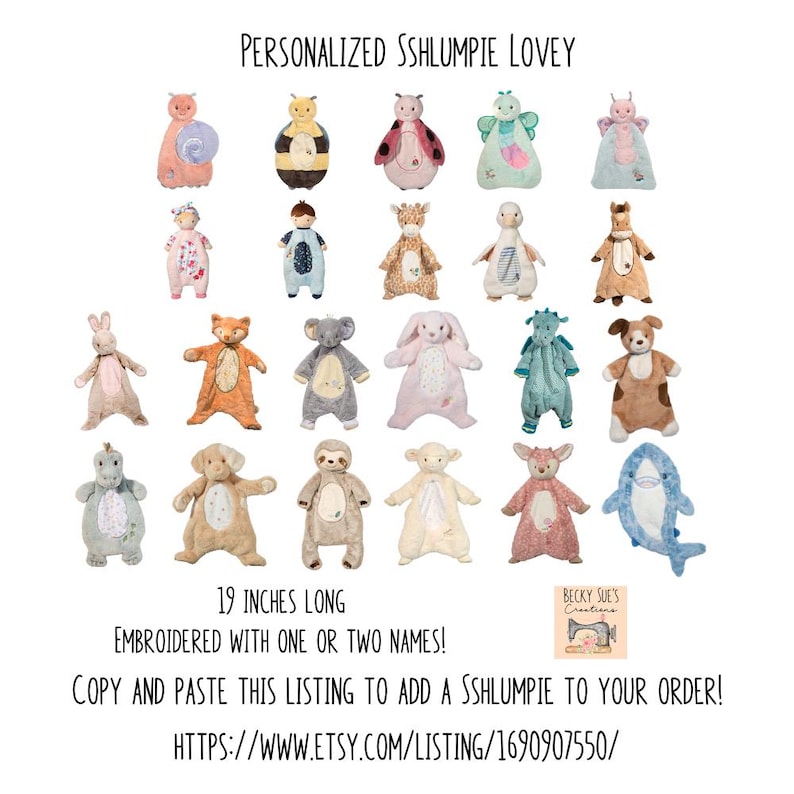 Op de afbeelding: Een verzameling gepersonaliseerde "Sshlumpie Lovey" babyknuffels in diverse dierfiguren, waaronder een slak, een bij en een konijn. Elk speeltje is ongeveer 48 cm lang en kan met een of twee namen worden geborduurd. De tekst "Personalized Sshlumpie Lovey" is inbegrepen.