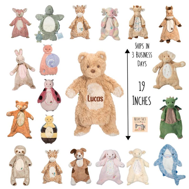 Pu&ograve; includere: Una collezione di peluche a forma di animali, tra cui un orso con "Lucas" ricamato sul petto, una giraffa, un cane, un coniglio e uno squalo. L'orso &egrave; alto circa 48 cm. &Egrave; visibile anche il testo "Spedizioni in 3 giorni lavorativi".