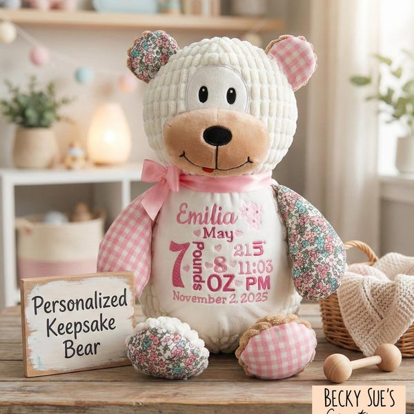 Annonce de naissance personnalisée avec un ours en peluche brodé, patchwork sensoriel, doux et vintage, idée cadeau pour une baby shower.