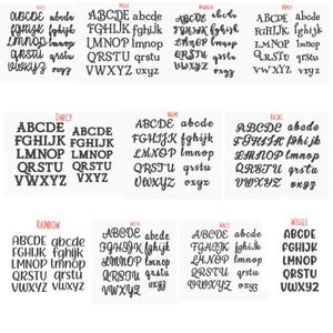 Op de afbeelding: Een verzameling verschillende lettertypen, elk met het alfabet in hoofdletters en kleine letters. De lettertypen vari&euml;ren van klassieke schreefletters tot moderne scripts, met namen als 'Darcy', 'Rainbow' en 'Maggie'. De letters zijn zwart.