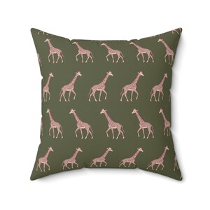 Cojín cuadrado, desfile de jirafas, rosa ruborizado sobre verde militar, decoración de habitación infantil de safari, cojín con estampado animal, moderno y atrevido