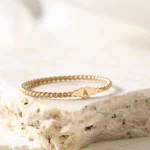 Chevalière personnalisée, bague torsadée en or, bague initiale délicate, anneau empilable, bijoux personnalisables, cadeau pour elle, bague pour maman petite corde 14 carats