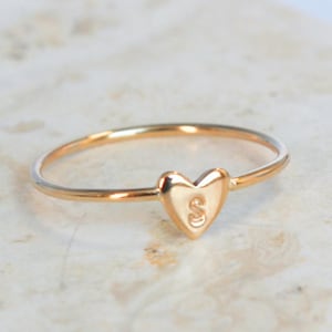 Anillo de corazón personalizado, anillo con inicial delicada, anillo de amor, anillo de corazón personalizado, anillo con letra de corazón, regalo para San Valentín, regalo de aniversario para ella
