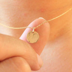 Petit collier disque martelé, collier or 14 carats, collier à breloques simple, bijoux minimalistes, délicat collier chaîne avec pendentif martelé