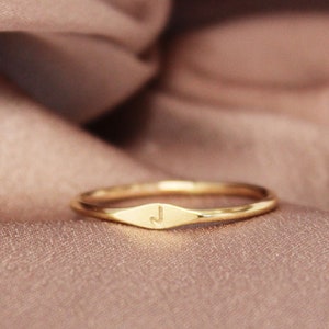 Signet Ring Aangepaste initiële ring Eerste ring Gepersonaliseerde Signet Ring 14k Gold Signet Ring Gouden stapelring Goud gevulde ring afbeelding 1