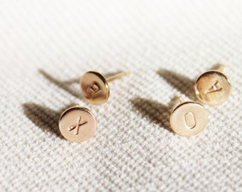 Kleine Buchstaben Ohrstecker - Monogramm Ohrringe - Anfang Ohrringe - Gold Filled Ohrstecker - Buchstaben Ohrstecker - Alphabet Ohrstecker - Geschenk für sie