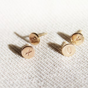 Tiny Initial Studs - Pendientes de monograma - Pendientes iniciales - Tachuelas rellenas de oro - Pendientes de tachuelas de letras - Pendientes de sementales de alfabeto - Regalo para ella