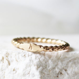 Chevalière en corde, bague à lettre personnalisée, bague initiale twist, chevalière personnalisée, chevalière en or 14 carats, bague en or 14 carats