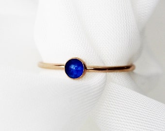 Anello con zaffiro, anello con pietra portafortuna di settembre, anelli con pietra portafortuna, gioielli con pietra portafortuna, anello con pietra portafortuna di famiglia, piccolo anello con pietra portafortuna, regalo