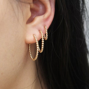 Gold filled Perlen Ohrringe, Zierliche Kleine Gold Perlen Ohrringe, Kleine Hoop Ohrringe, 14k Gold Reifen, Gold Ball Hoop Ohrringe, zierliche Hoops