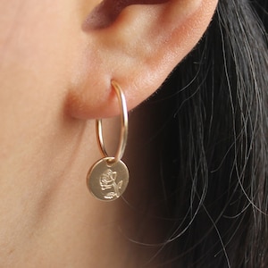 Gold Rose Ohrringe - Gold Filled Creolen - Gold Creolen - Blumen Ohrringe - Gold Charm Creolen - Geschenk für sie - 14k Gold Ohrringe
