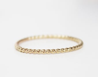 Anillo fino y delicado con diseño de cuerda trenzada, anillo de oro trenzado de 14k, anillo apilable trenzado, anillo de boda con diseño de cuerda trenzada, anillo de oro delicado, anillo fino y elegante.