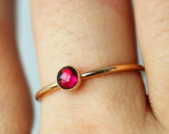 Anillo de granate, anillo de piedra natal de enero, anillos de piedra natal, joyas de piedra natal, anillo de piedra natal familiar, anillo de piedra natal pequeño, regalo
