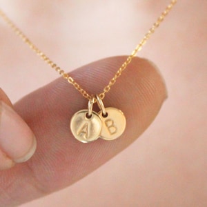 Petit collier initial, bijoux lettre personnalisés, cadeau personnalisé pour elle. Collier délicat à breloques initiales, cadeau pour maman, femme, petite amie