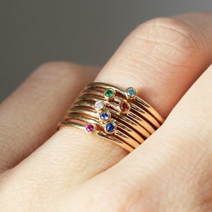 Bague avec pierre de naissance délicate, bague avec pierres précieuses personnalisées, bague avec pierres de naissance de 1 à 8 ans, bague avec pierres précieuses, petite bague en or, bague avec pierre de naissance familiale sur mesure