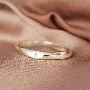 Anillo inicial - Anillo de sello personalizado, Anillo de sello pequeño, Anillo de sello de plata, Anillo de apilamiento de plata, Anillo personalizado, Anillo de carta de plata de ley