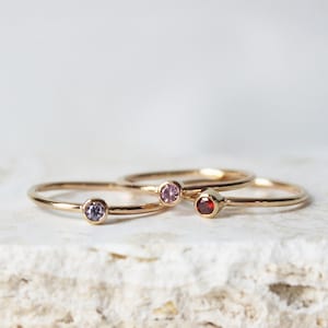Bague avec pierre de naissance délicate, bague avec pierre de naissance, pierre de naissance personnalisée, bague en or avec pierre de naissance,