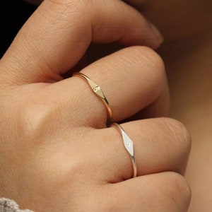 Anillo de sello personalizado, anillo con letra personalizada, anillo con inicial, anillo de sello pequeño, anillo de sello de oro, anillo con nombre, anillo relleno de oro, anillo grabado