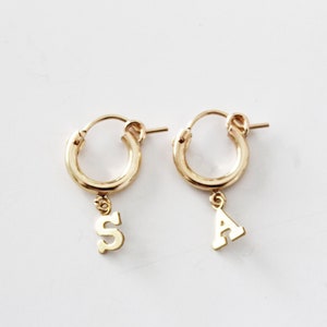 Aros iniciales de oro, pendientes de aro inicial, joyas de pendientes personalizados, pendientes del alfabeto, pendientes iniciales personalizados, pendientes de letras pequeñas