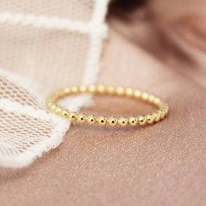 Anello con perline d&#39;oro - Anello impilabile in oro - Anello riempito d&#39;oro - Anello sottile in oro - Anello in oro 14k - Anello semplice in oro - Anello delicato in oro Anello con palline d&#39;oro