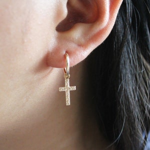 Brincos de argola com cruz de ouro, argolas religiosas, argolas de ouro 14k, argolas de cartilagem, brincos de cruz de ouro, brincos minimalistas, amuletos