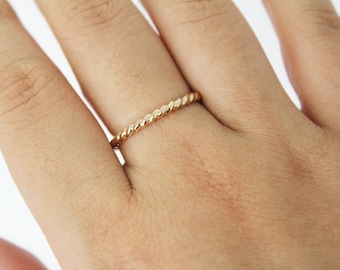 Anillo de banda delicada con diseño de cuerda trenzada, anillo de oro trenzado de 14k, anillo apilable trenzado, anillo de boda con diseño de cuerda trenzada, anillo de oro delicado, anillo fino y elegante.