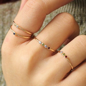 Anel delicado com pedra do mês, banhado a ouro ou prata esterlina, anel com pedra do mês de ouro, anel arco-íris, anel personalizável, anel de mãe, anel de família