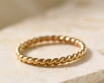 Anel torcido, banhado a ouro ou prata de lei, anel torcido em ouro, anel minimalista, anel para usar em conjunto com outros anéis, anel simples em ouro, anel robusto, anel para o dedo mínimo