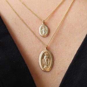 Colar com Pingente da Virgem Maria em Ouro: Joia Cristã Preenchida com Ouro 14k, Colar com Pingente Religioso Marcante