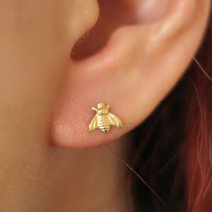 Kleine Biene Ohrstecker, Biene Ohrstecker, zierliche Biene Ohrringe, Biene Schmuck, Biene Bolzen, Honig Biene Ohrringe, Honig Biene Ohrringe, Insekt Schmuck, Geschenk