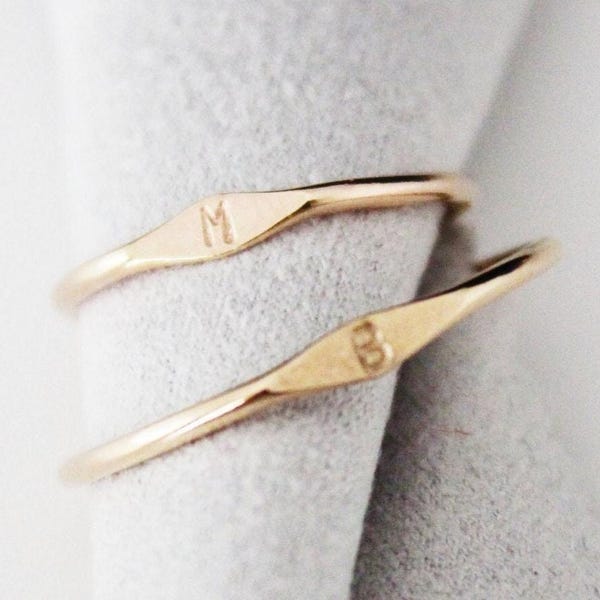 Kleiner Initialenring, Gold Filled oder Sterlingsilber, personalisierbarer Buchstabenring von Lumin Jewelry, Siegelring für den kleinen Finger, personalisierter Siegelring, kleiner Finger