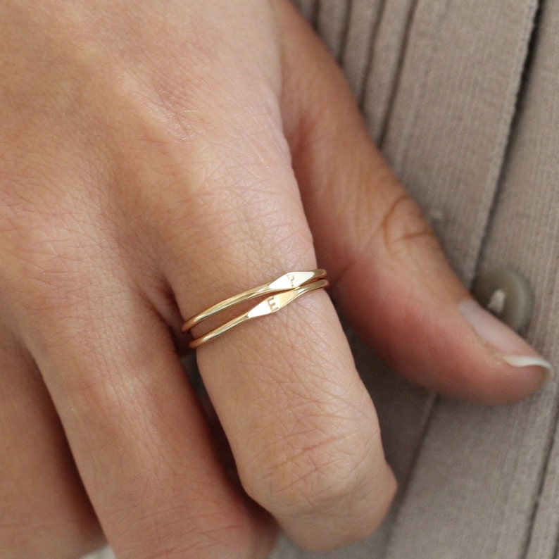 Signet Ring Aangepaste initiële ring Eerste ring Gepersonaliseerde Signet Ring 14k Gold Signet Ring Gouden stapelring Goud gevulde ring afbeelding 2