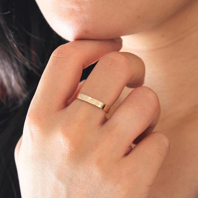 Anillo de flor de nacimiento, anillo de flor de nacimiento personalizado, joyería de flor de nacimiento, anillo de banda personalizable, regalo de cumpleaños para mujer, joyería apilable con margaritas 3mm - 14k GF
