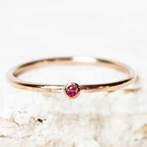 Juli Birthstone Ring, Juli Birthstone Ring, Juli Edelstein Ring, stapelbar Ring, gestapelt Birthstone Ring, winzigen Juli Ring