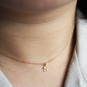 Collier lettre en or - collier initial délicat - collier à breloques délicat - collier prénom - collier initial personnalisé - cadeau pour elle