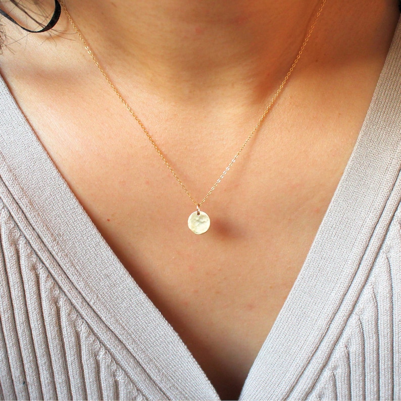 Collier à pendentif fin martelé, plaqué or 14 carats, bijou minimaliste, chaîne délicate avec pendentif martelé image 4