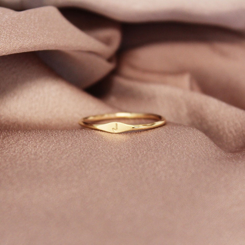 Signet Ring Aangepaste initiële ring Eerste ring Gepersonaliseerde Signet Ring 14k Gold Signet Ring Gouden stapelring Goud gevulde ring afbeelding 1