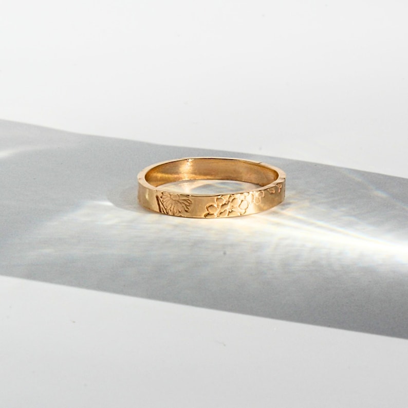 Anillo de flor de nacimiento, anillo de flor de nacimiento personalizado, joyería de flor de nacimiento, anillo de banda personalizable, regalo de cumpleaños para mujer, joyería apilable con margaritas imagen 9