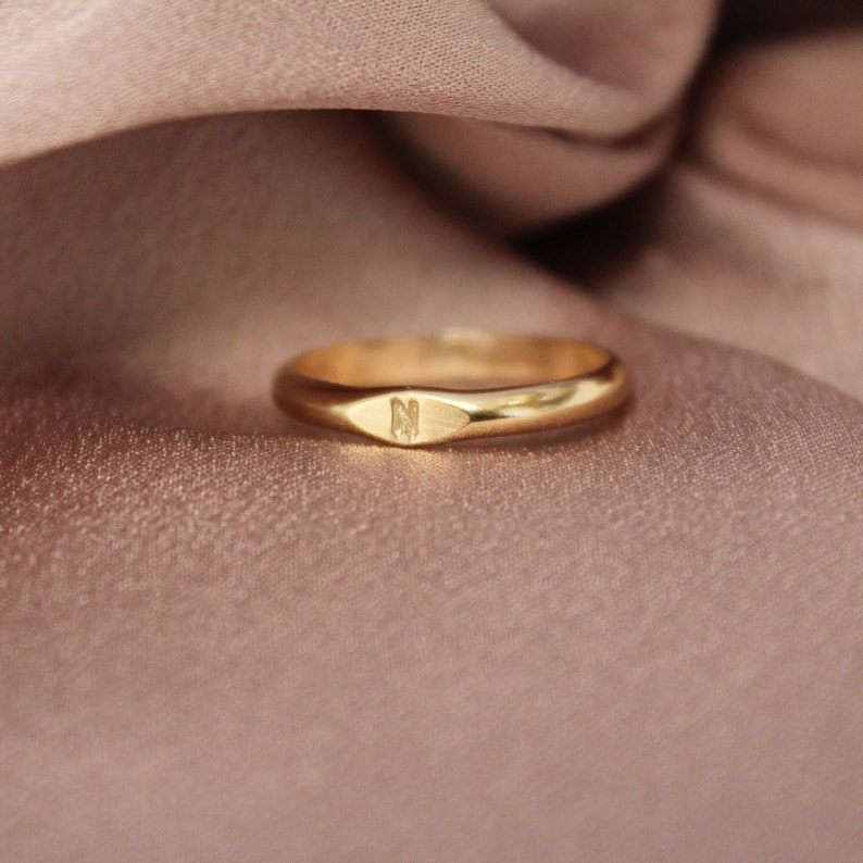 Pinky eerste ring, gepersonaliseerde Signet ring, aangepaste Pinky ring, gouden Signet ring, goud gevulde ring, gepersonaliseerde ring sierlijke eerste ring afbeelding 1