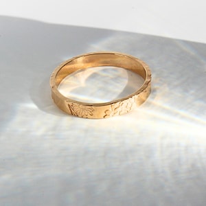 Anillo de flor de nacimiento, anillo de flor de nacimiento personalizado, joyería de flor de nacimiento, anillo de banda personalizable, regalo de cumpleaños para mujer, joyería apilable con margaritas imagen 15