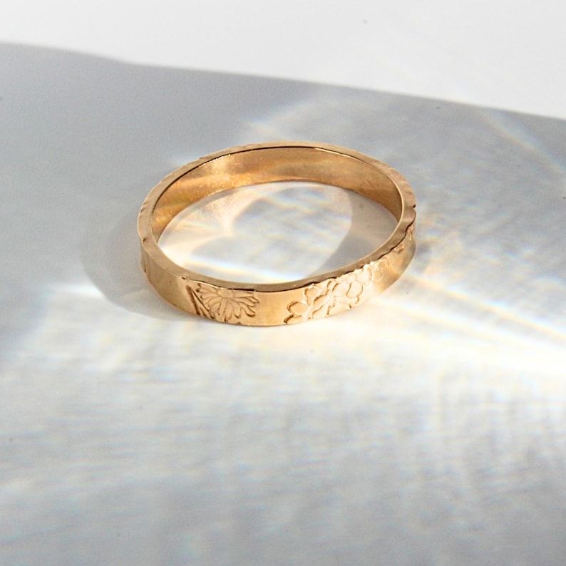 Anillo de flor de nacimiento, anillo de flor de nacimiento personalizado, joyería de flor de nacimiento, anillo de banda personalizable, regalo de cumpleaños para mujer, joyería apilable con margaritas imagen 15