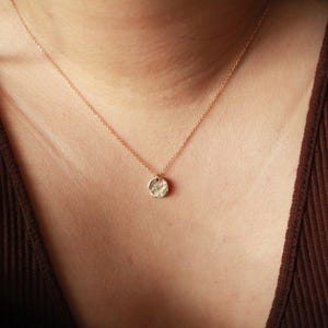Collier à pendentif fin martelé, plaqué or 14 carats, bijou minimaliste, chaîne délicate avec pendentif martelé image 6