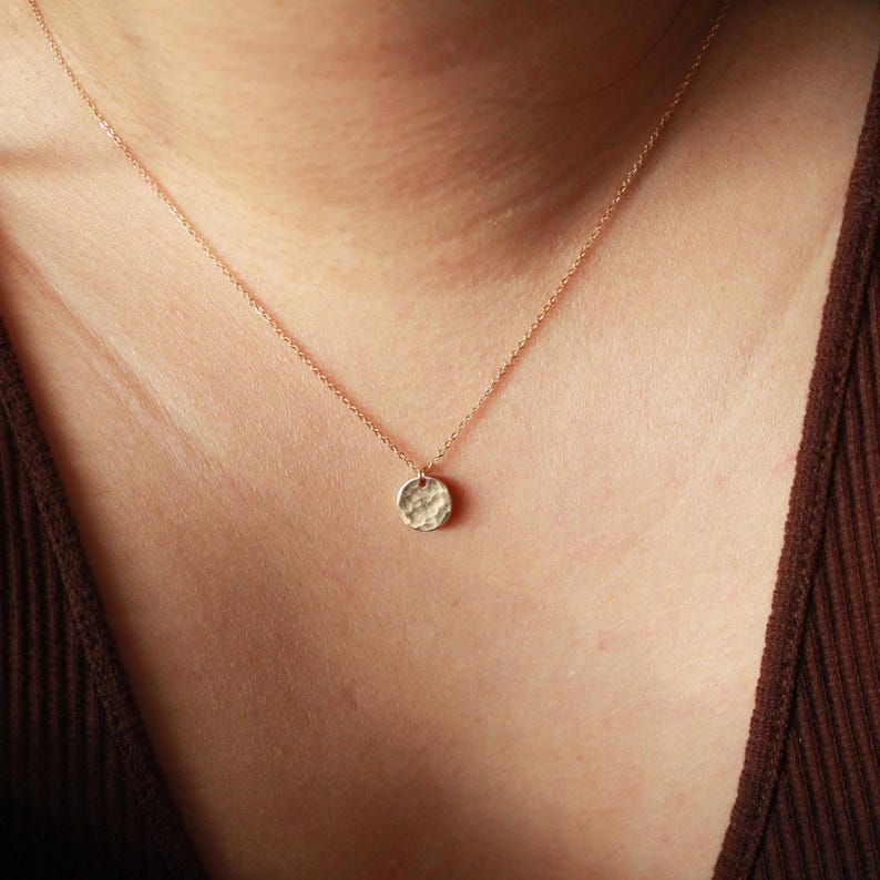 Collier à pendentif fin martelé, plaqué or 14 carats, bijou minimaliste, chaîne délicate avec pendentif martelé image 6