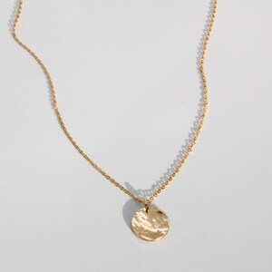 Collier à pendentif fin martelé, plaqué or 14 carats, bijou minimaliste, chaîne délicate avec pendentif martelé image 3