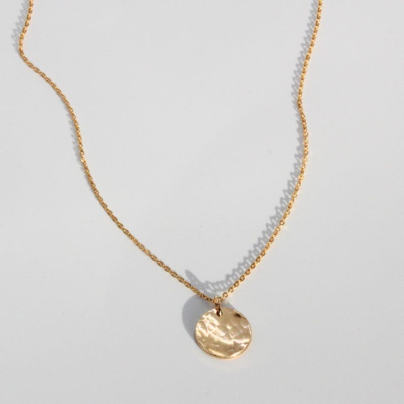 Collier à pendentif fin martelé, plaqué or 14 carats, bijou minimaliste, chaîne délicate avec pendentif martelé image 3