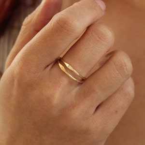 Siegelring Benutzerdefinierter Anfangsring Initialring Personalisierter Siegelring 14k Gold Siegelring Gold stapelring Gold gefüllter Ring Bild 4