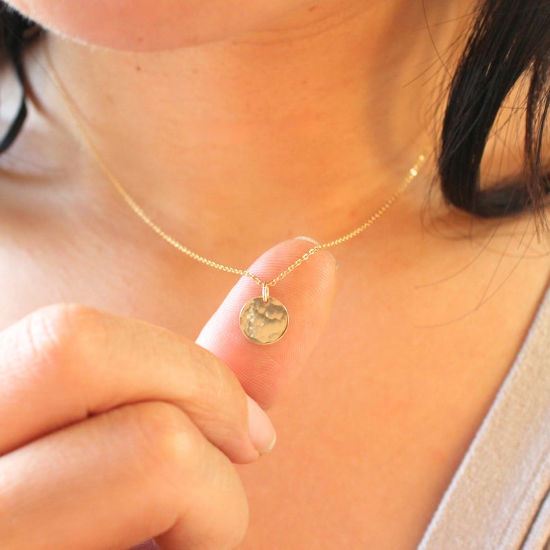 Collier à pendentif fin martelé, plaqué or 14 carats, bijou minimaliste, chaîne délicate avec pendentif martelé image 2