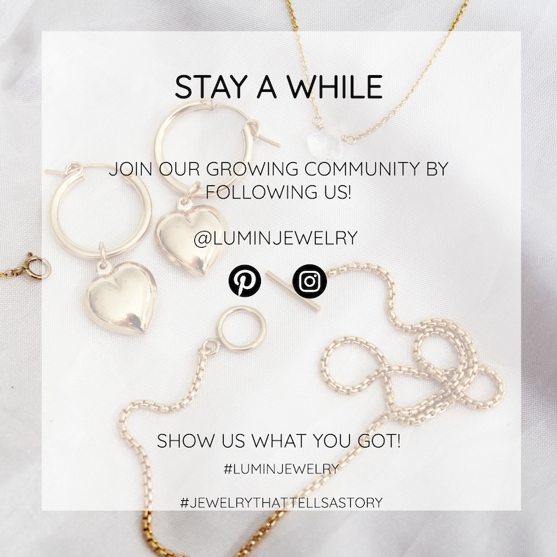 K&ouml;nnte beinhalten: Eine Grafik mit dem Text "Stay a while" und "Join our growing community by following us!" mit dem Social-Media-Handle "@luminjewelry" und dem Text "Show us what you got!" mit den Hashtags "#luminjewelry" und "#jewelrythattellsa story".