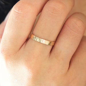 Anillo de flor de nacimiento, anillo de flor de nacimiento personalizado, joyería de flor de nacimiento, anillo de banda personalizable, regalo de cumpleaños para mujer, joyería apilable con margaritas imagen 13